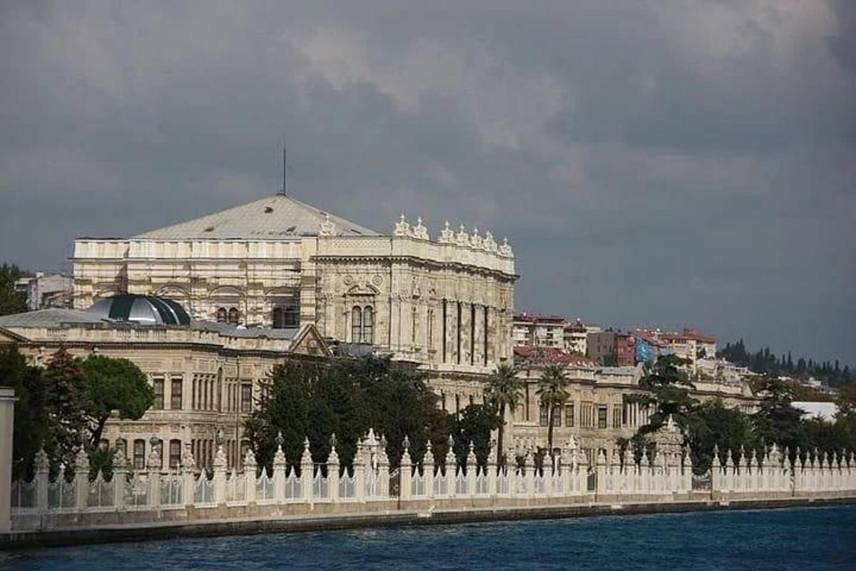 una recinzione bianca di fronte a un grande edificio