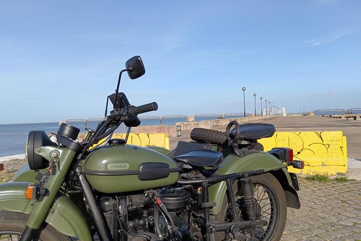 o motocicletă verde parcată lângă plajă