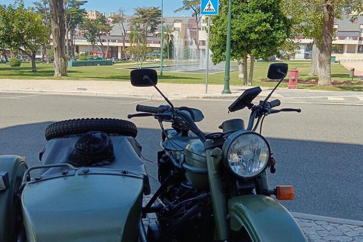 o motocicletă cu ataș parcată pe stradă