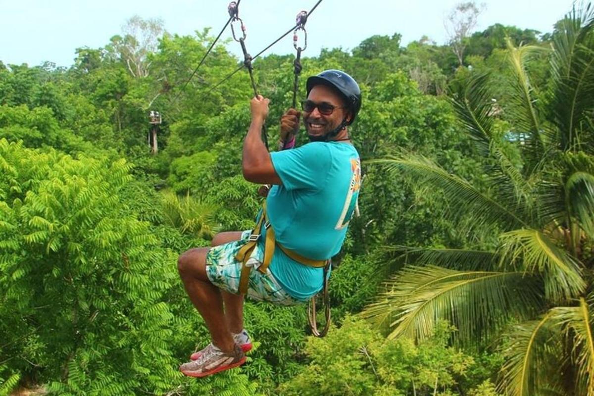 muž na zip line v džungli