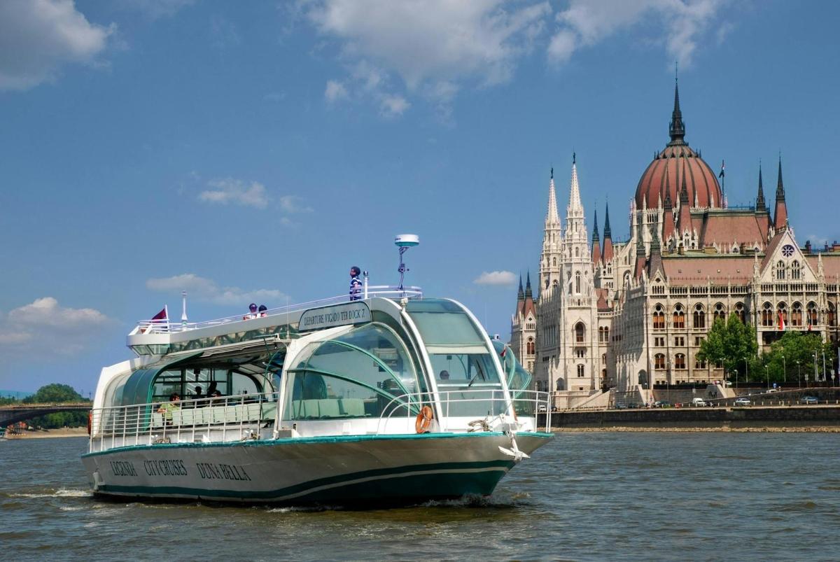 a boat in the water in front of a building