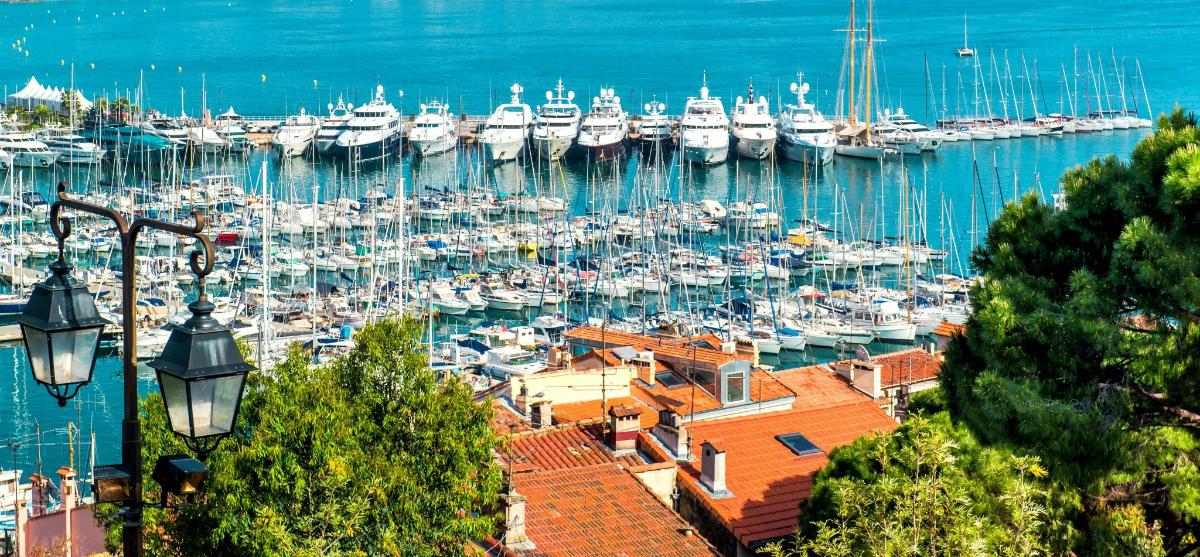 Un puerto lleno de muchos barcos en el agua.