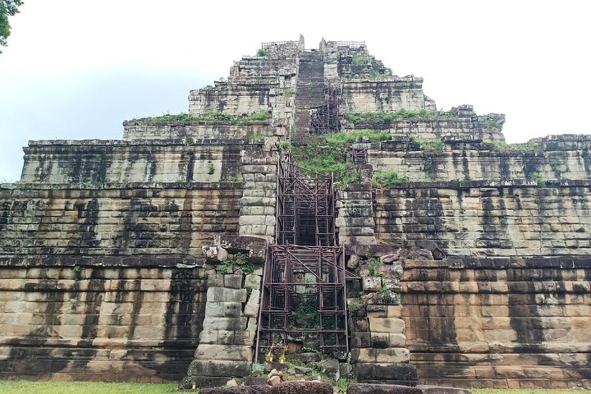 um grande edifício de pedra com uma árvore no topo