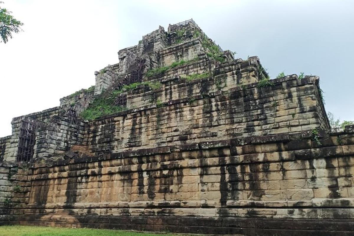 um grande edifício de pedra com grama no topo