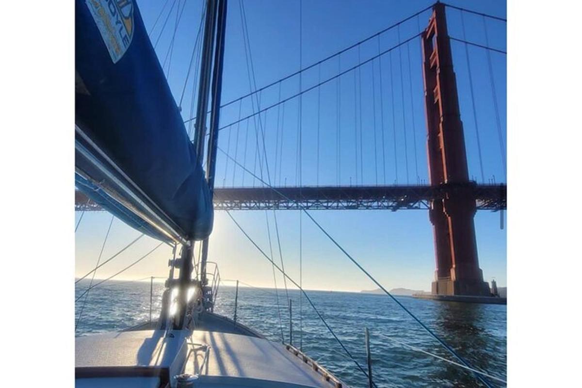 un veler davant del pont Golden Gate