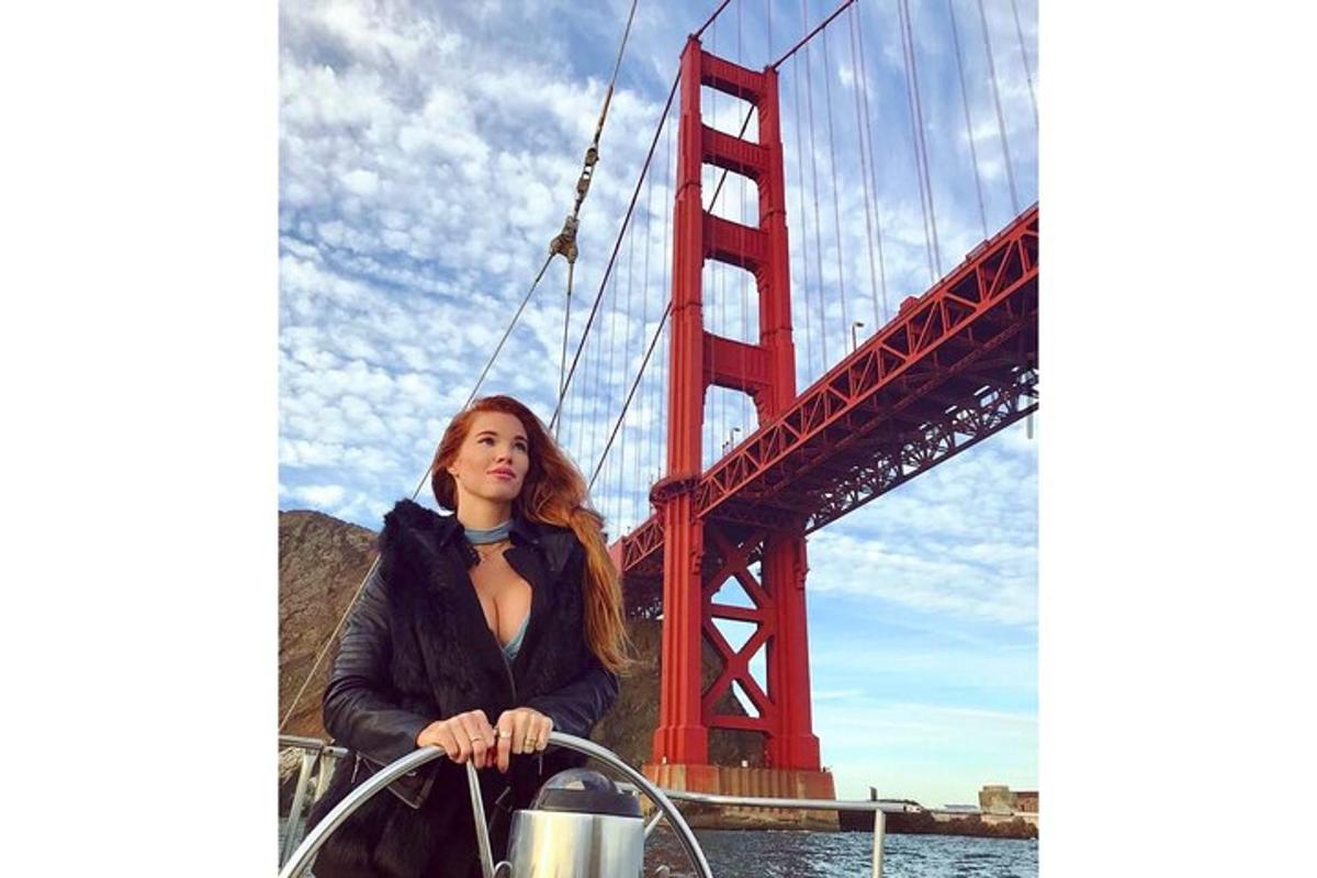 bir köprünün önündeki teknede oturan bir kadın