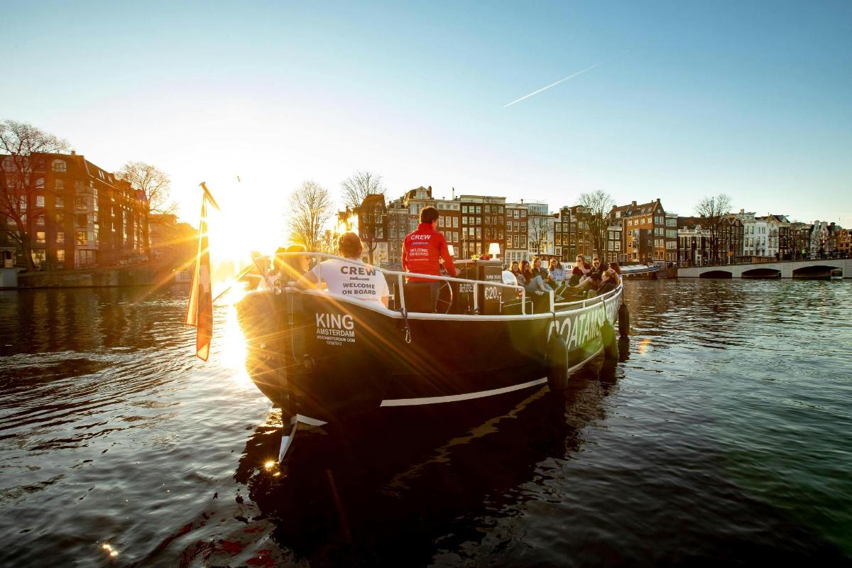 eine Gruppe von Menschen auf einem Boot im Wasser