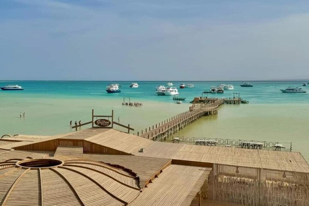 một cảnh bến tàu với những chiếc thuyền trên mặt nước