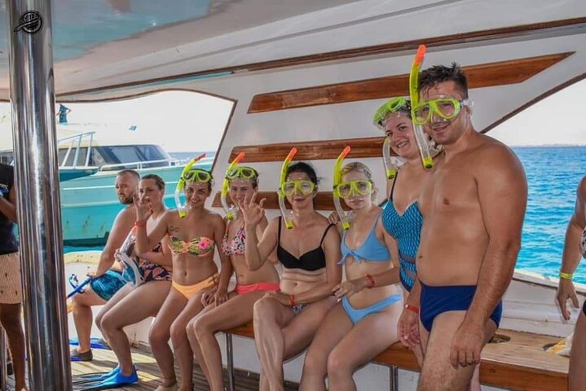 egy csoport fürdőruhás ember egy hajón