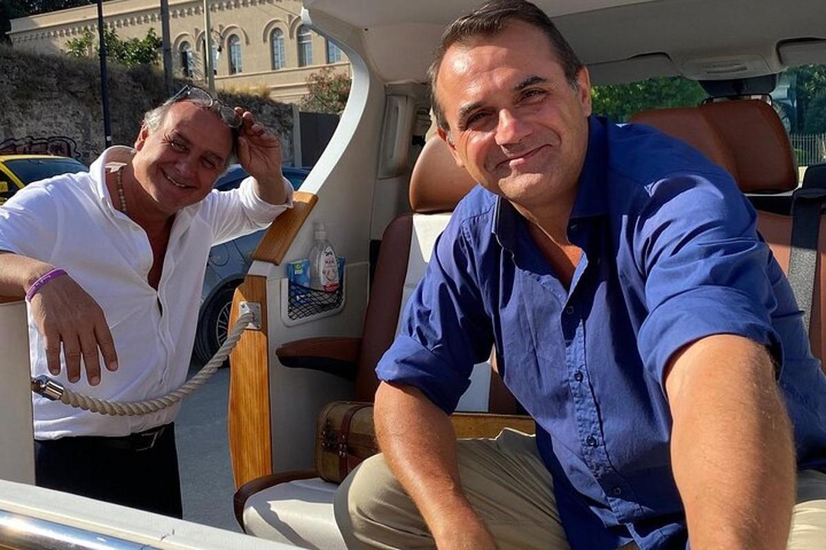 muž a žena sedící v zadní části dodávky
