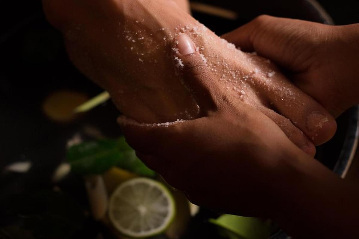una persona si sta lavando le mani con un liquido
