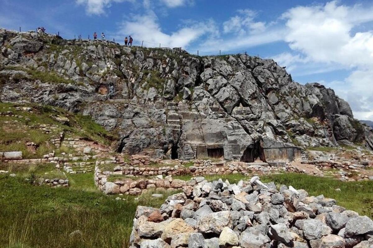 un gruppo di persone in piedi sulla cima di una montagna