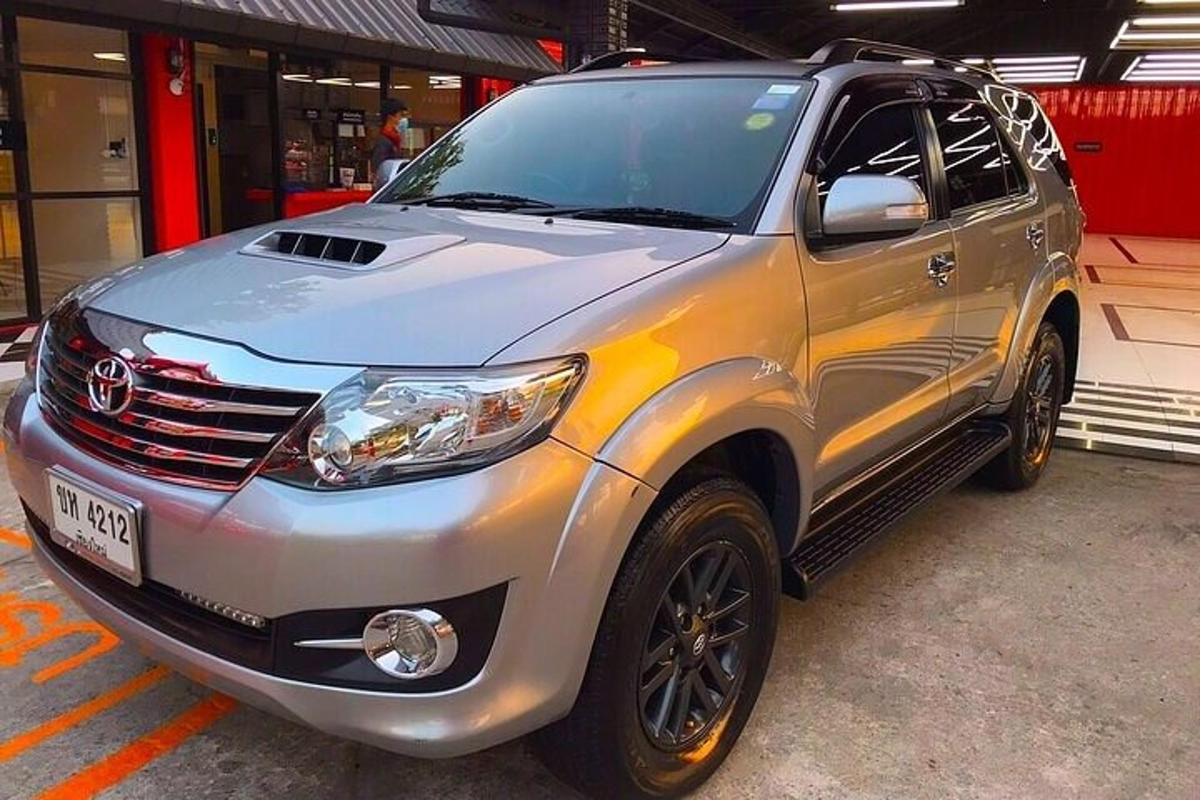 Una camioneta plateada estacionada en un estacionamiento