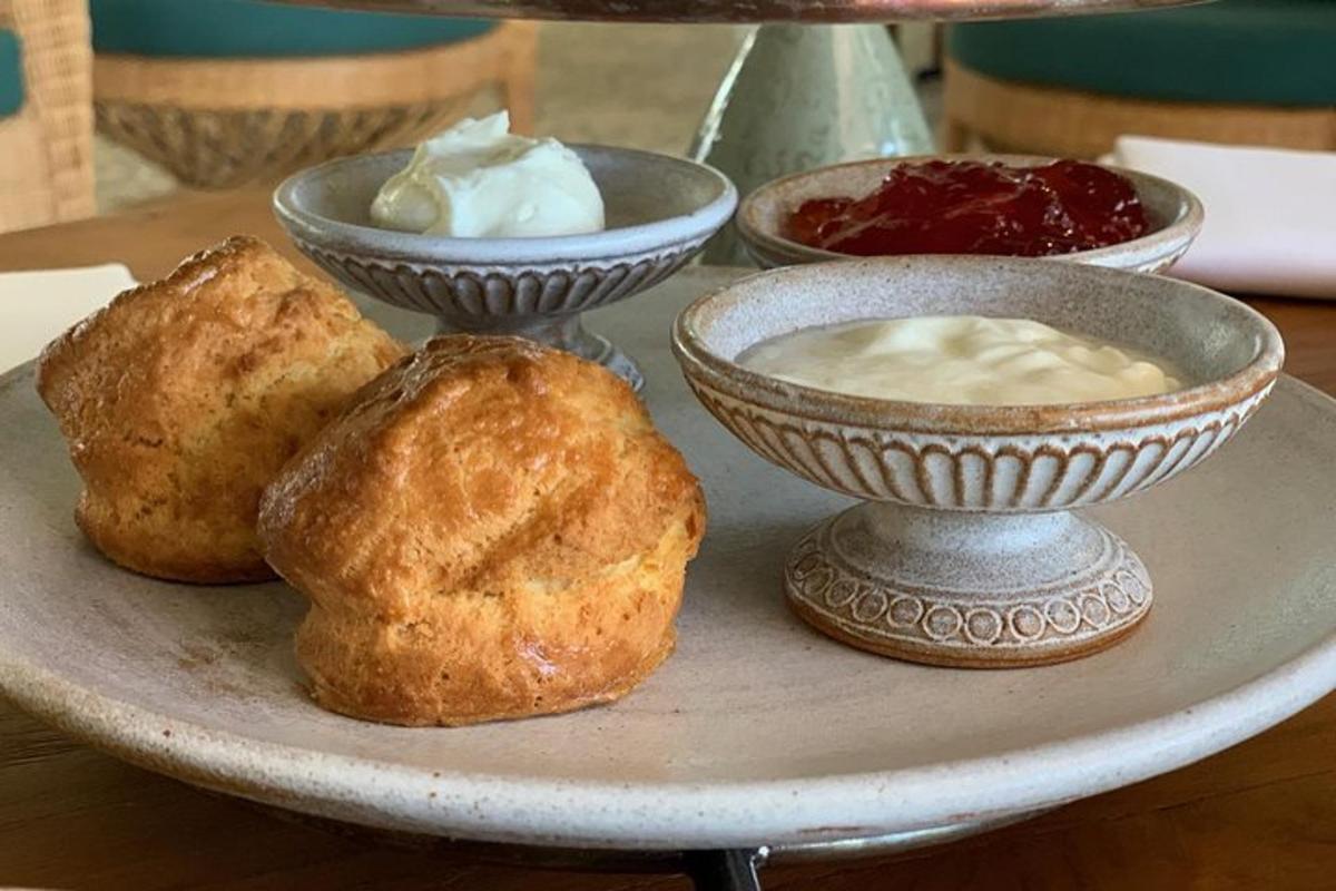 uma mesa com três tigelas de comida em um prato