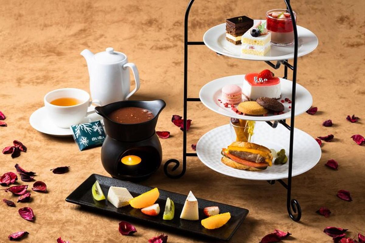 uma mesa com três pratos de comida e uma xícara de café