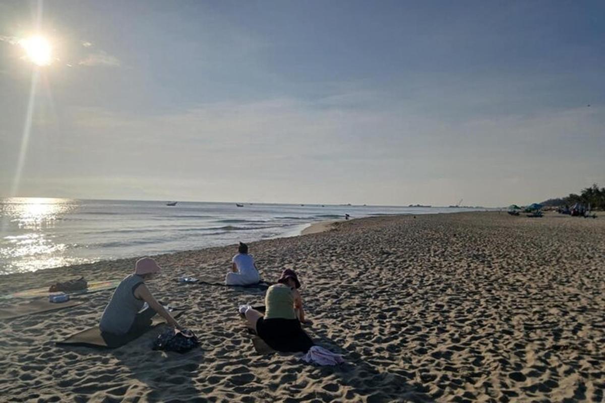 un grupo de personas sentadas en la playa