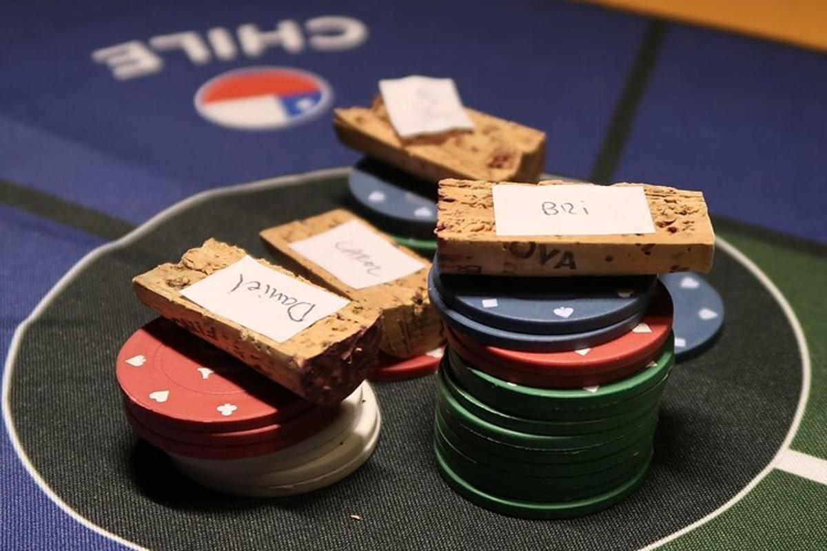 hromada pokerových žetonů s tofu navrchu
