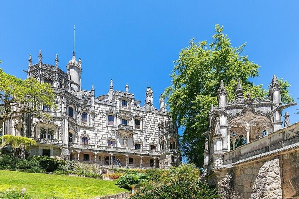 Un antiguo edificio de piedra con un cielo azul al fondo.