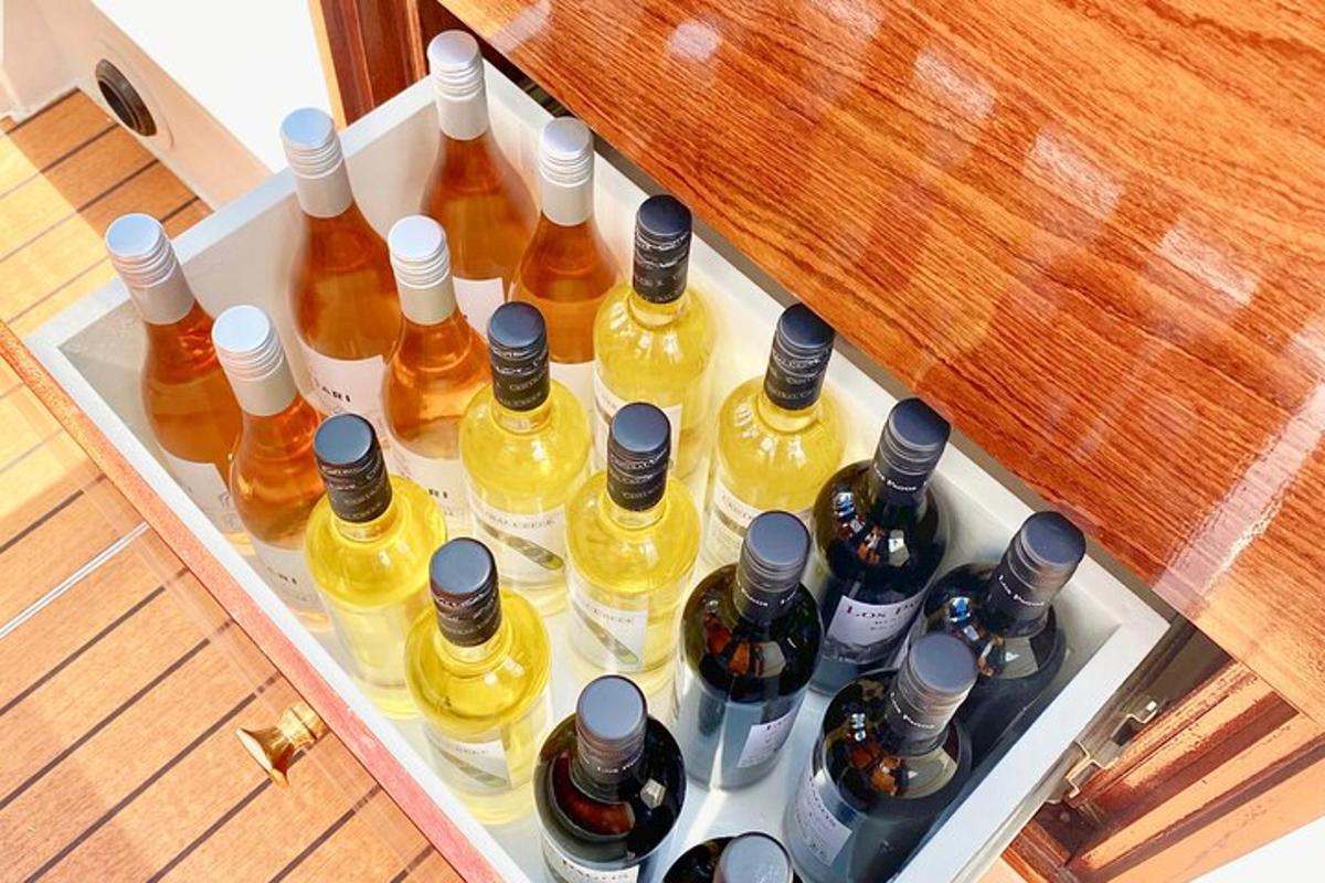 egy hűtő, tele alkoholos üvegekkel, az asztalon