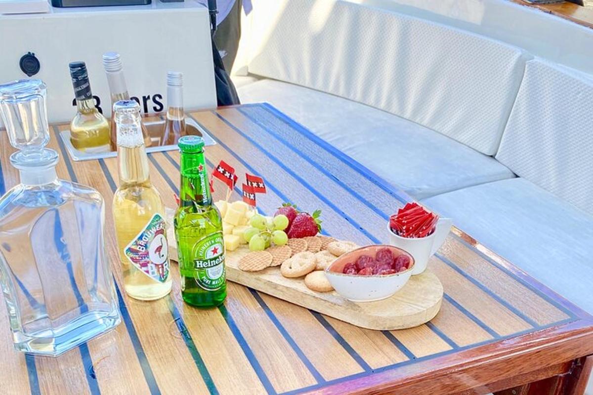 egy asztal egy tányér étellel és alkoholos üvegekkel