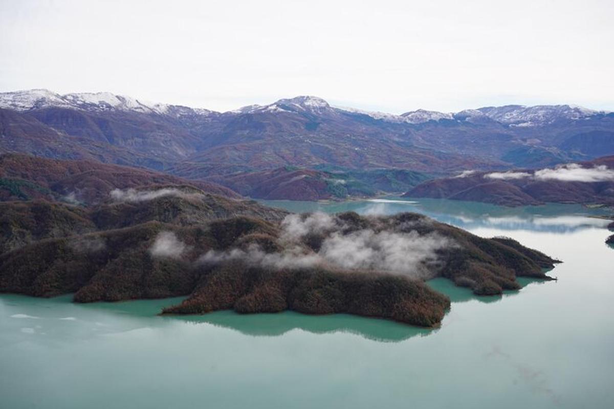 una vista aerea di uno specchio d'acqua con montagne