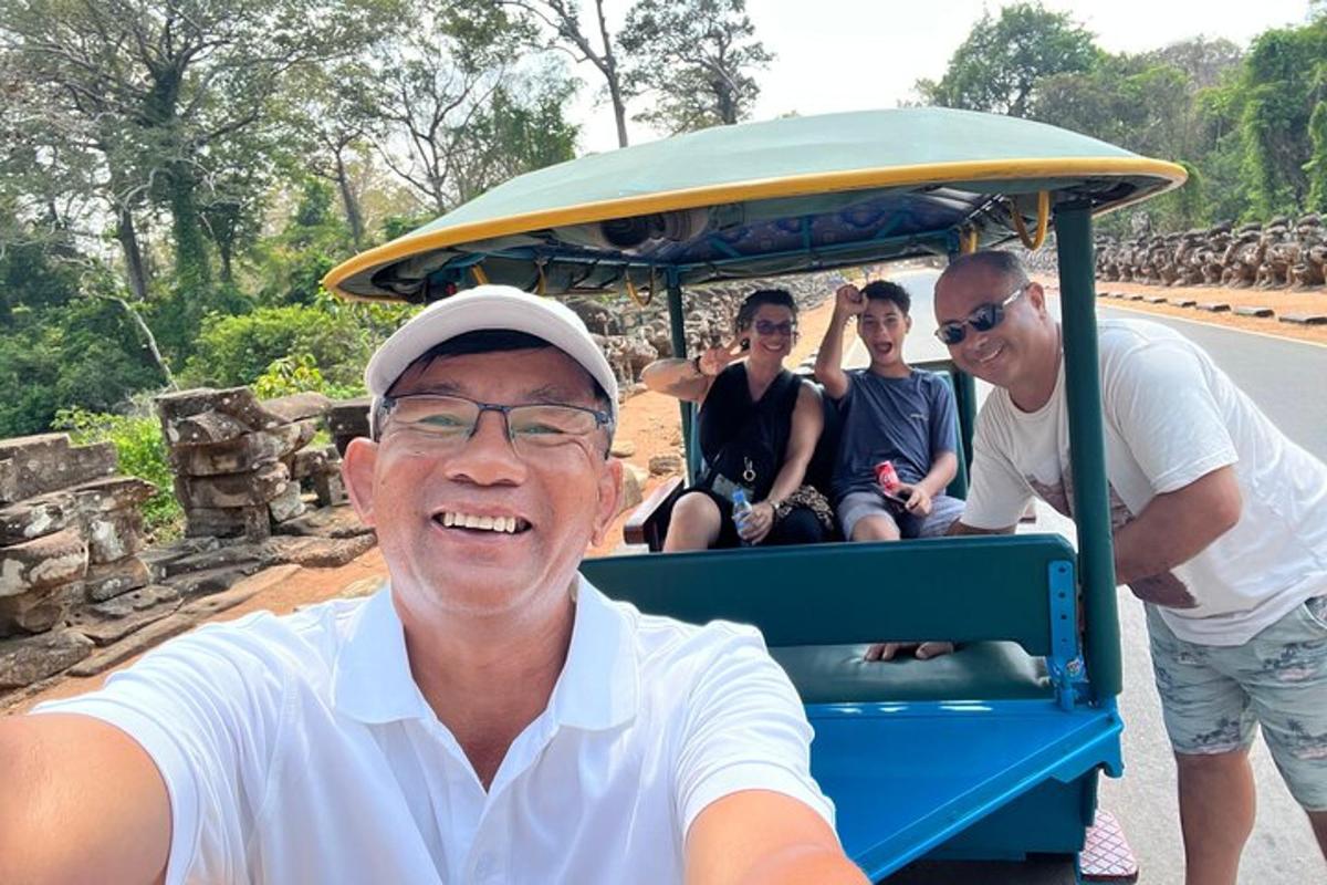 un grup de persones que viatgen en un carret de golf