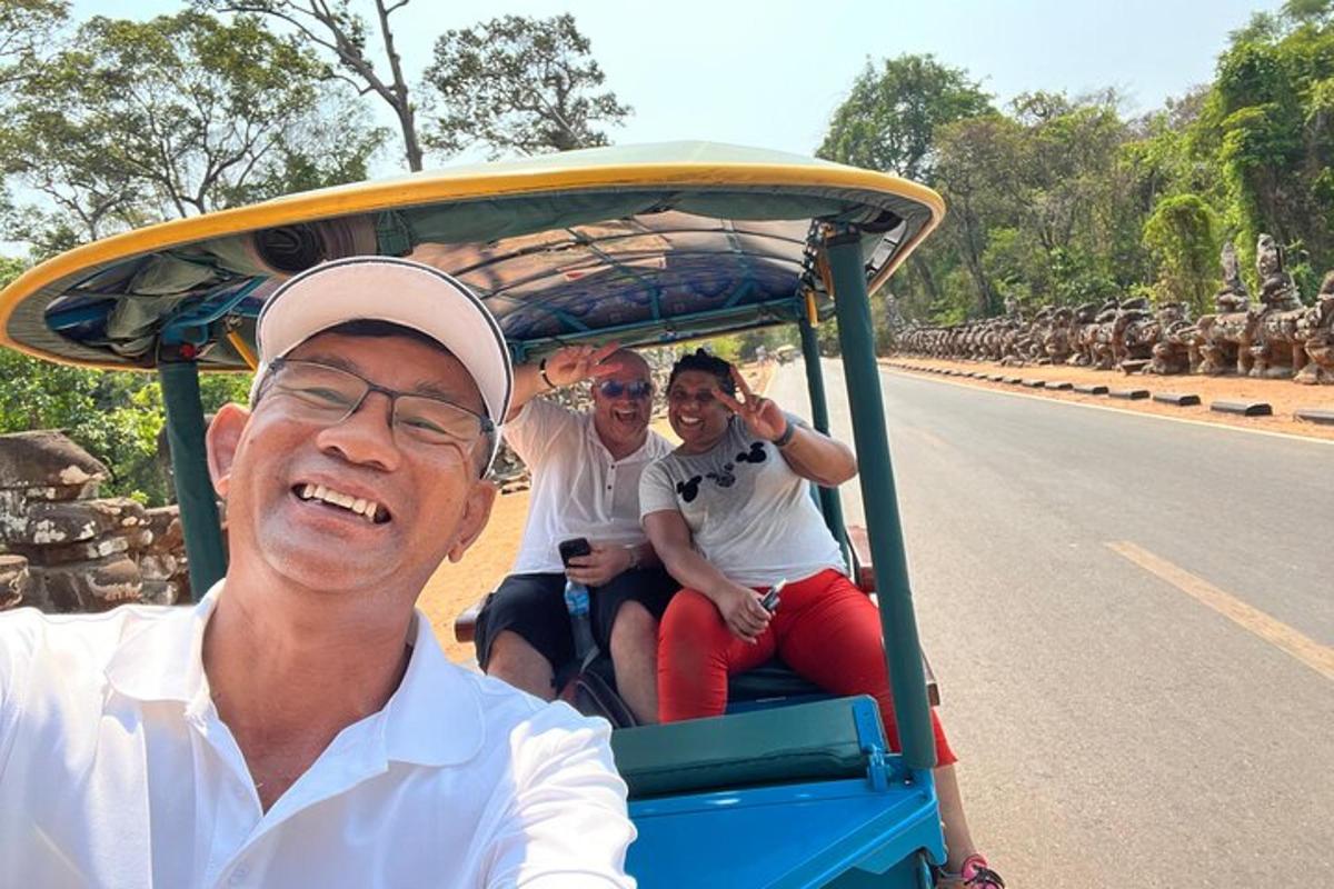 un gruppo di persone che viaggiano su un golf cart lungo la strada