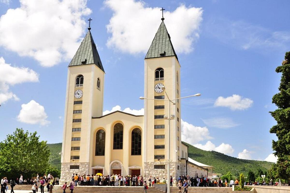 kostel se dvěma věžemi s hodinami