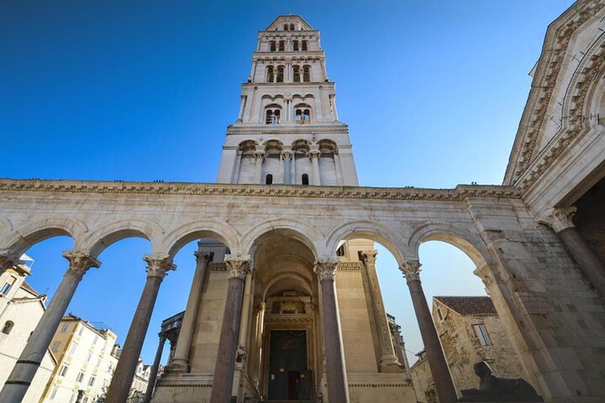 un gran edifici amb una torre del rellotge al fons