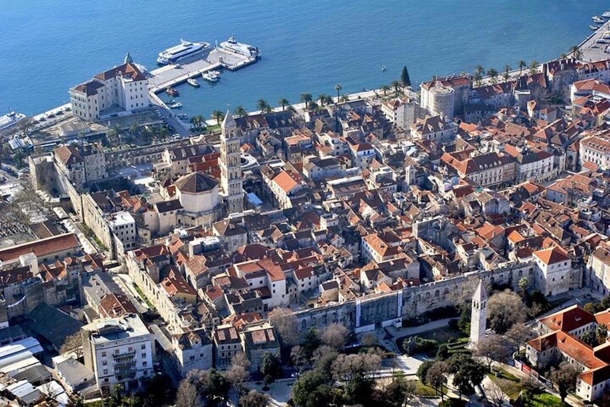 vista aèria d'una ciutat vora l'aigua