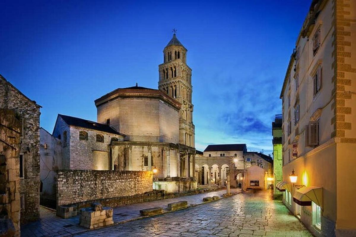 un edifici antic amb una torre de rellotge a la nit