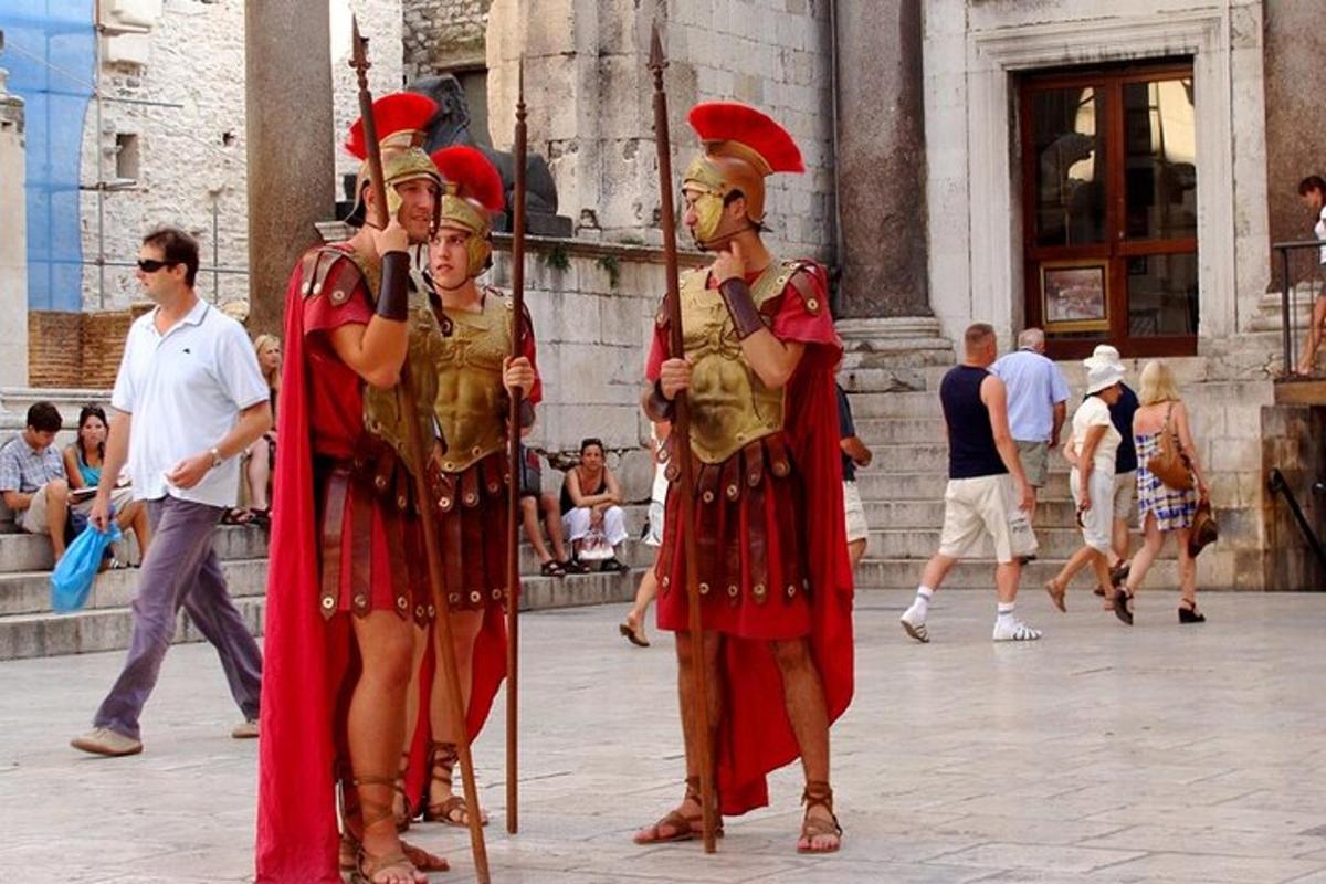 un grup de persones disfressades dempeus al carrer
