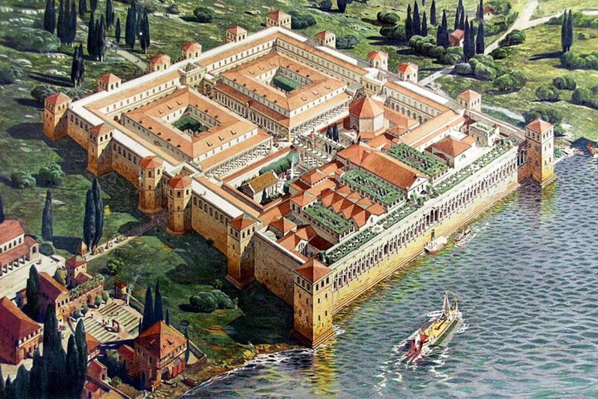 una maqueta d'un edifici amb un vaixell a l'aigua