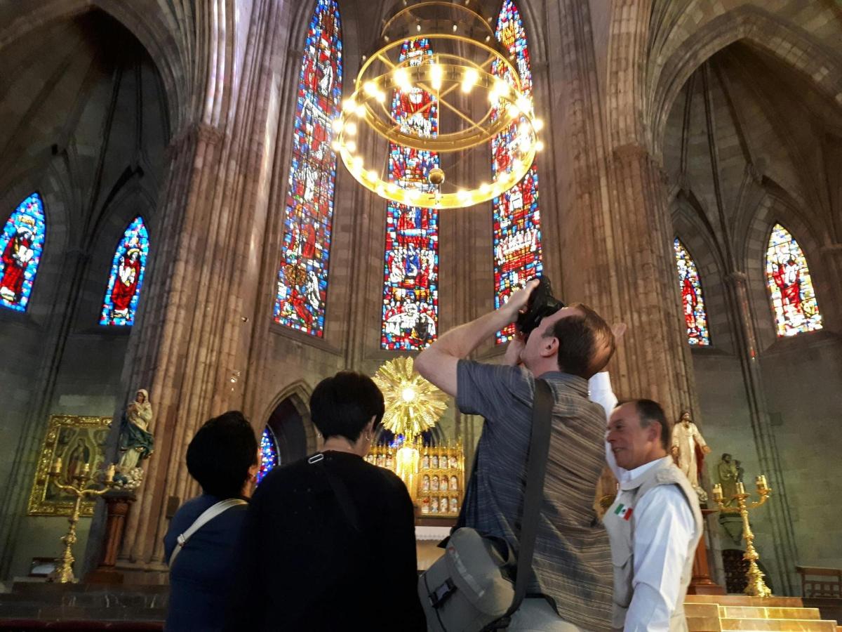 Un grupo de personas de pie en una catedral