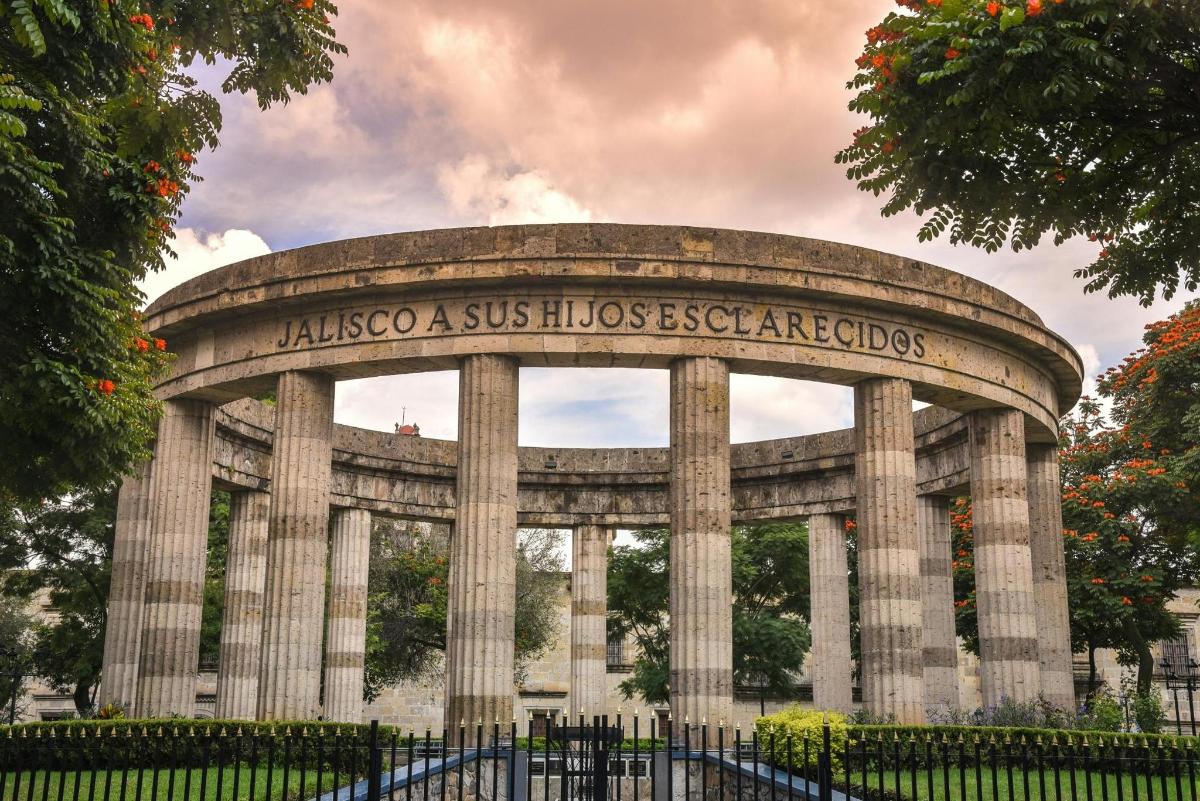 un gran monumento frente a un edificio
