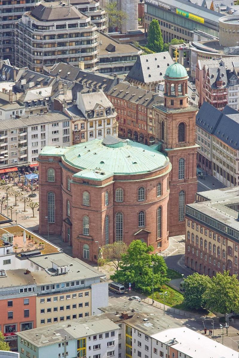 都市にある大きなレンガ造りの建物の航空写真
