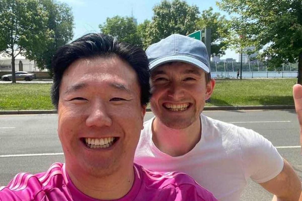 dois homens estão posando para uma foto juntos