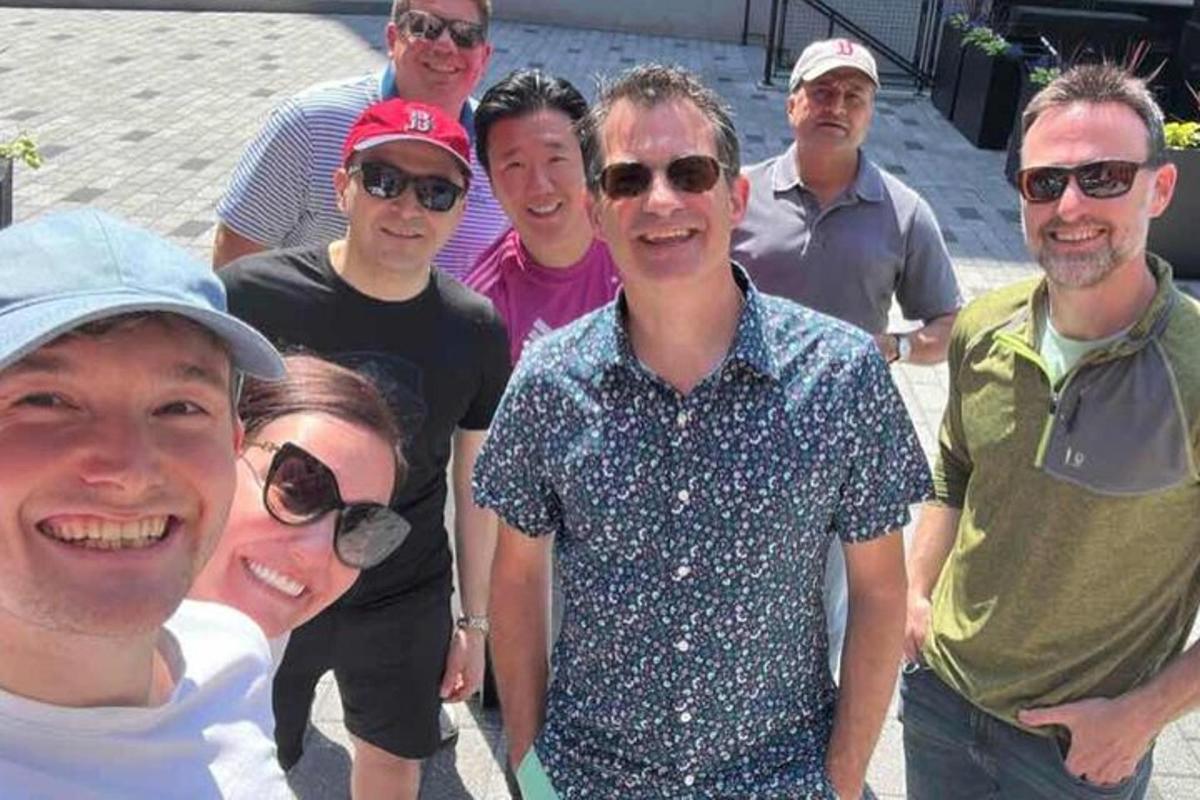 un grup de persones posant per a una foto
