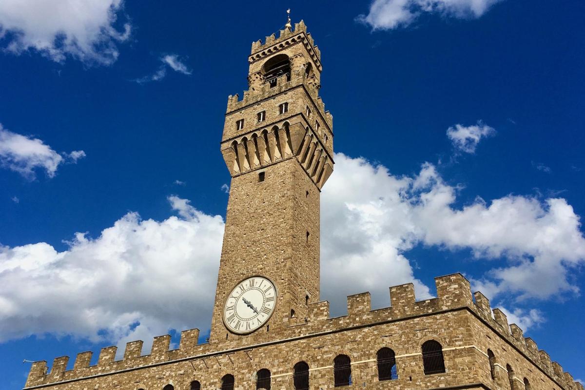 una torre del rellotge a la part superior d'un edifici