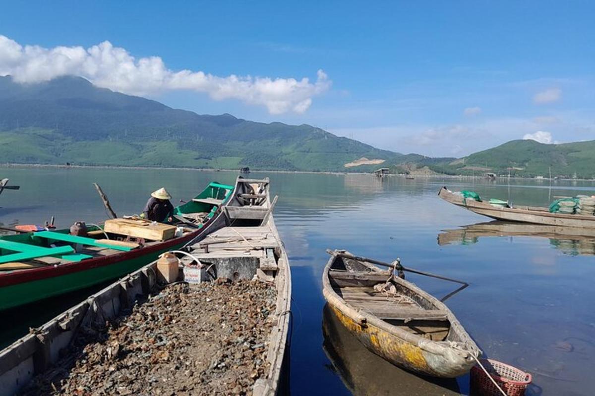 湖岸边停着三艘船
