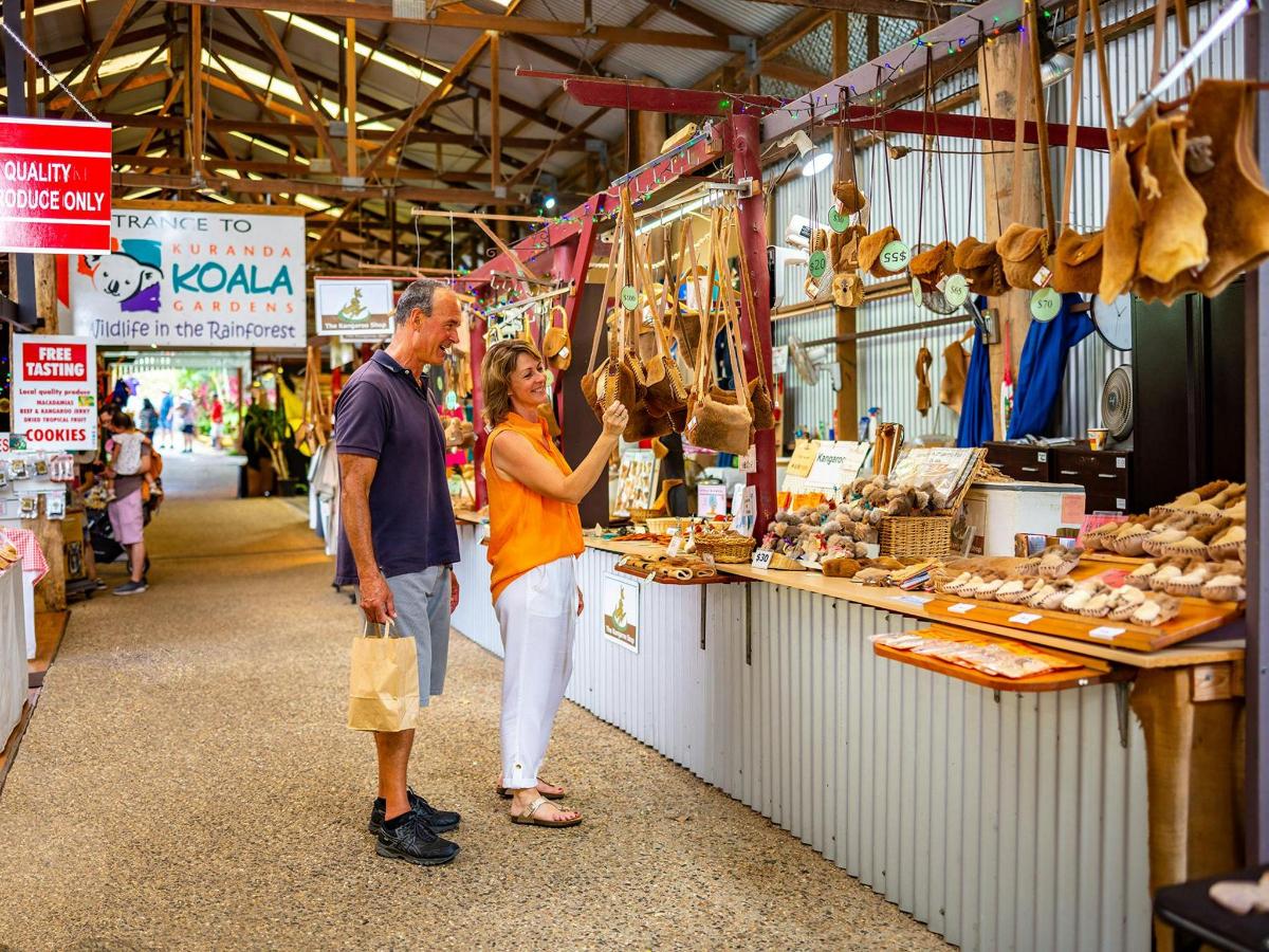 un uomo e una donna in piedi in un mercato