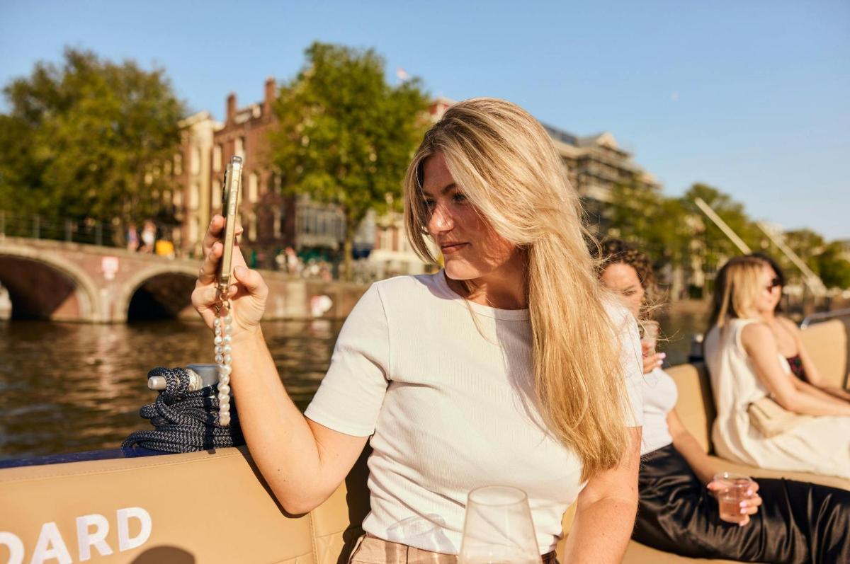 žena stojí na lodi na vodě