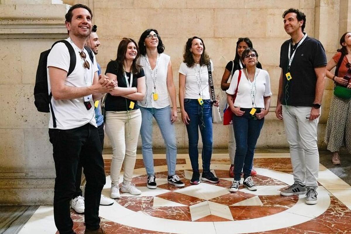 un gruppo di persone in piedi in una stanza