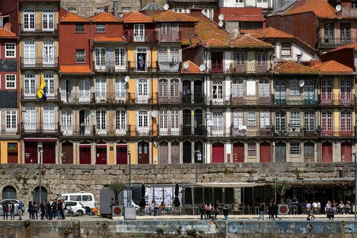 Un gran edificio con gente parada frente a él.