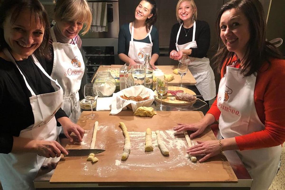 un gruppo di donne in cucina che preparano il cibo