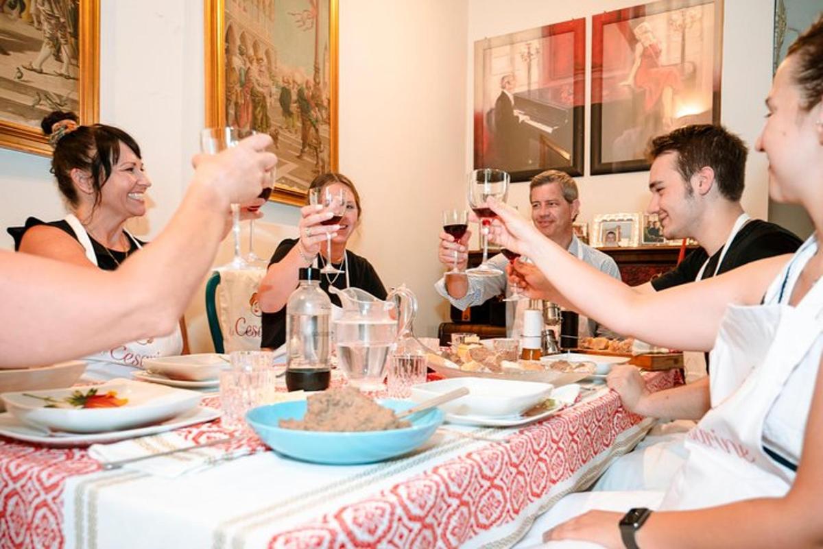 un gruppo di persone sedute attorno a un tavolo che bevono vino