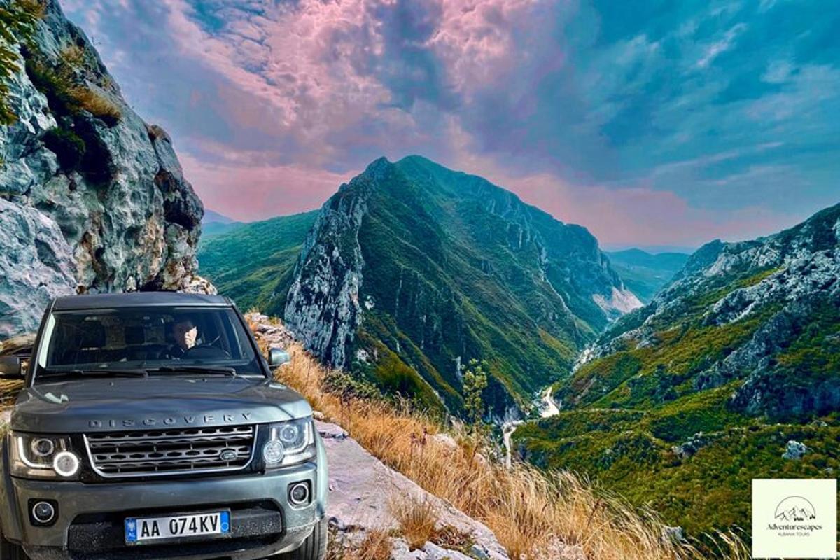Un camión estacionado en una carretera en un valle de montaña