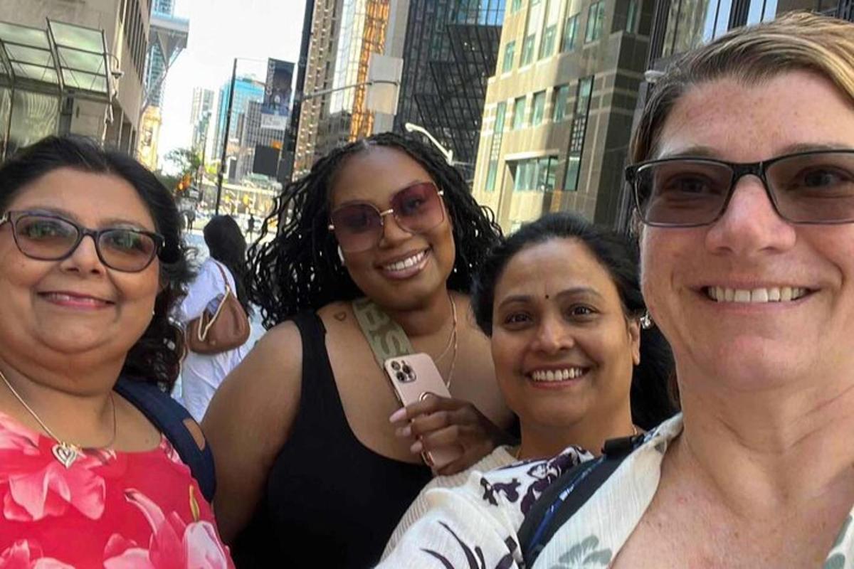 un grup de tres dones posant per a una foto
