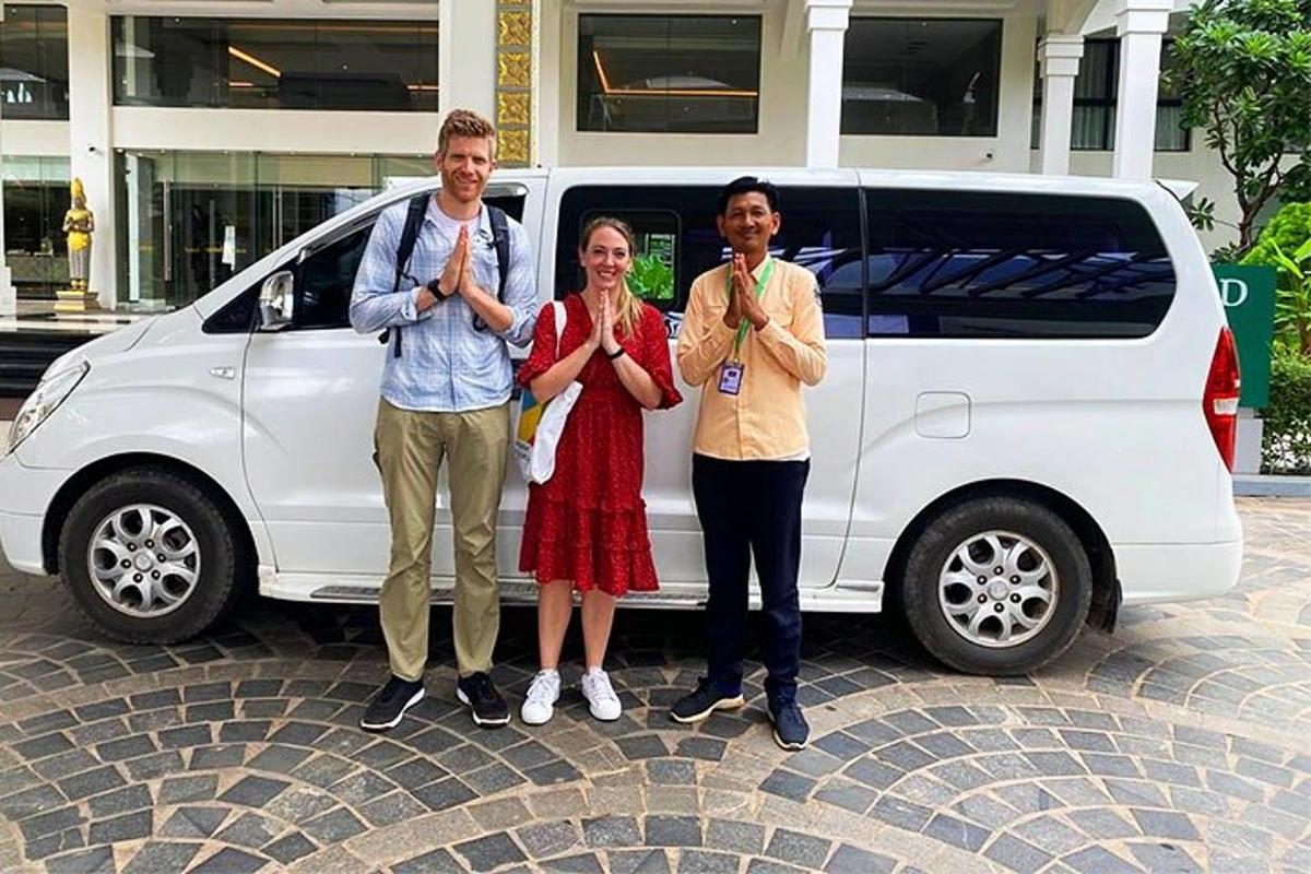 sekelompok tiga orang berdiri di depan sebuah van