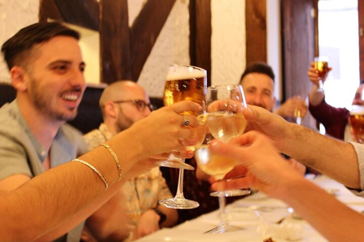 un gruppo di persone che sorreggono bicchieri di vino